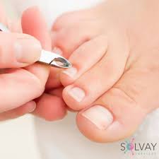 Pédicure d'entretien classique (coupe et mise en forme des ongles, râpe et massage)