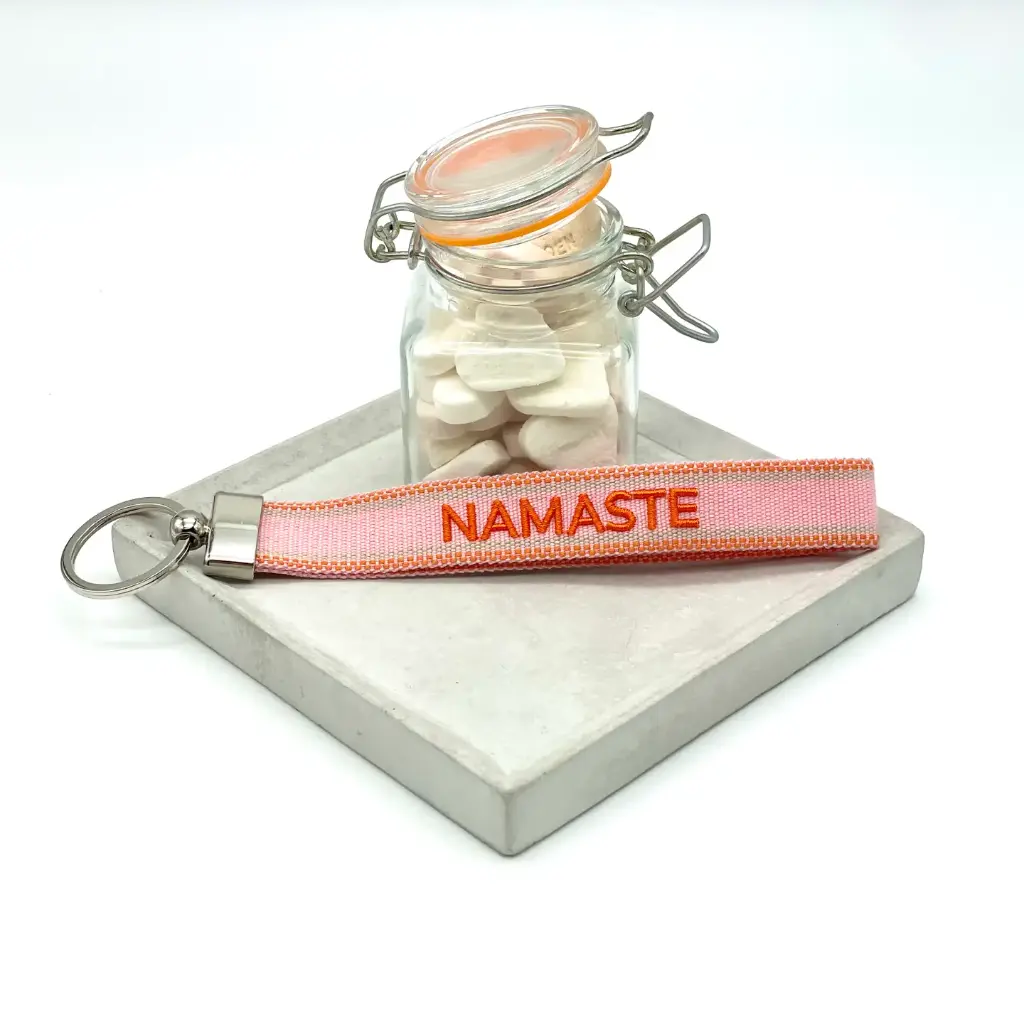 FAI - Porte-clés brodé tissé NAMASTE peach