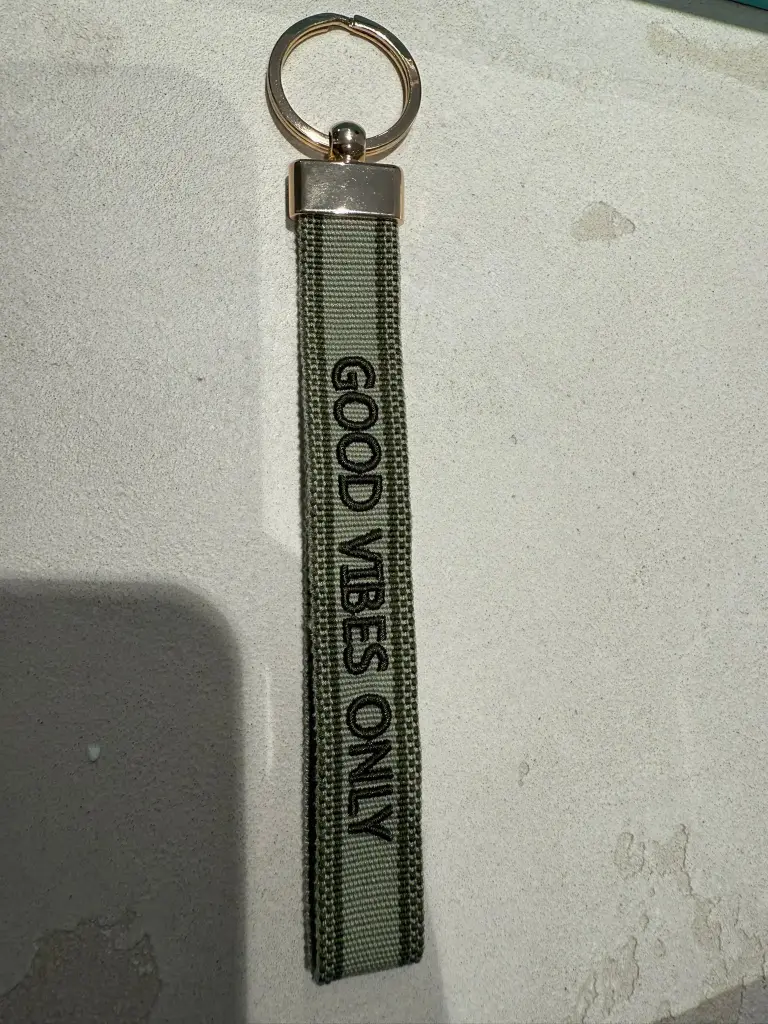 FAI - Porte-clés brodé tissé GOOD VIBES ONLY oliv