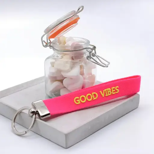 FAI - Porte-clés brodé tissé GOOD VIBES rose