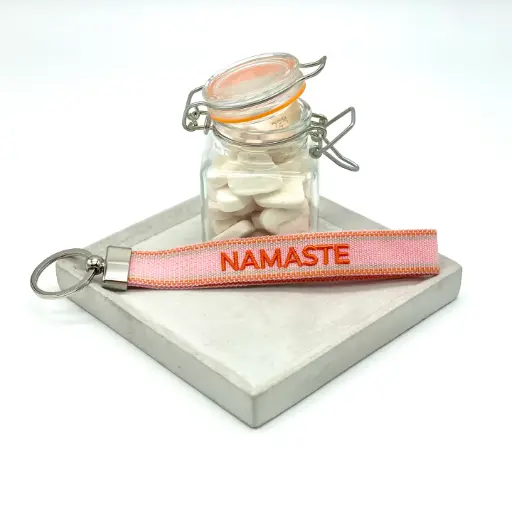 FAI - Porte-clés brodé tissé NAMASTE peach