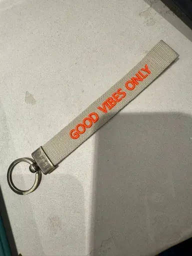 FAI - Porte-clés brodé tissé GOOD VIBES ONLY beige orange