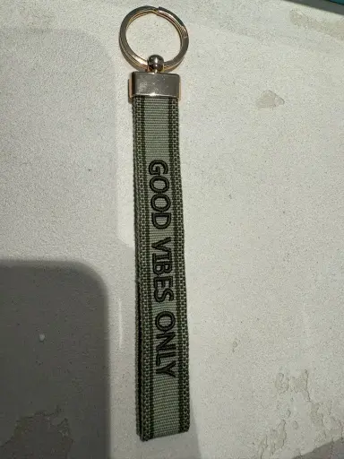 FAI - Porte-clés brodé tissé GOOD VIBES ONLY oliv